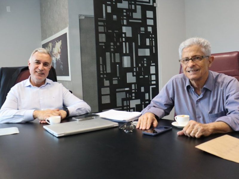 Dário Costa e Mário Paraná; representantes da Santa Casa de Lorena renovam contrato de prestação de serviços (Foto: Arquivo Atos)